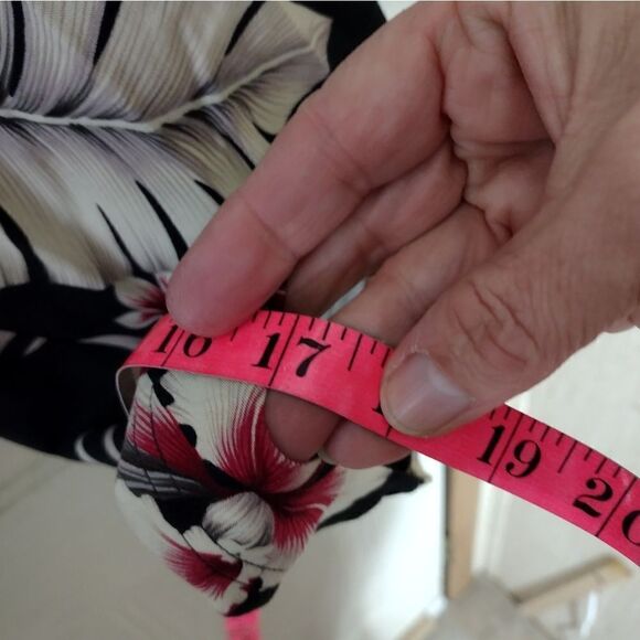 Aloha Hut top and Capri set - Picture 11 of 11